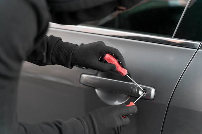 Why Do Drivers Rely on Emergency Vehicle Unlock Service?