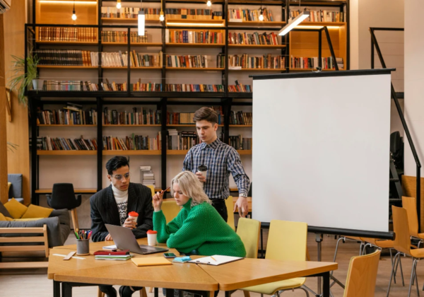 How Can a Women Empowerment Speaker Inspire Leadership and Success?