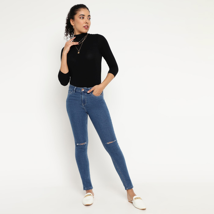 Amiiga Blue Slim Fit Mildly Distress Jeans