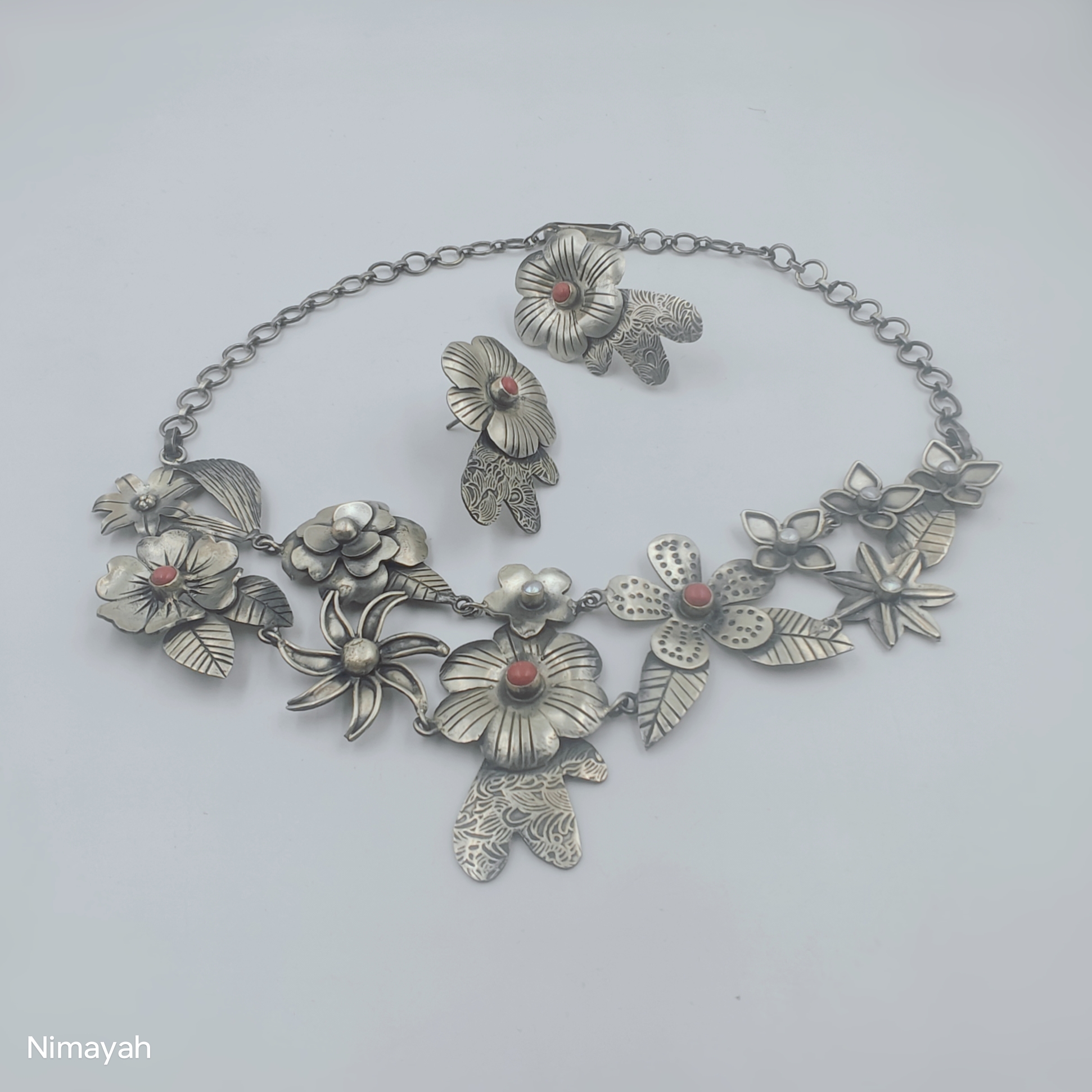Elegance Redefined: How the Flower Necklace Solves More Than Just a Fashion Dilemma