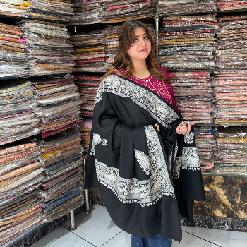 Kashmiri Shawl for Women: Explore Black Shawl Designs for Every Dress