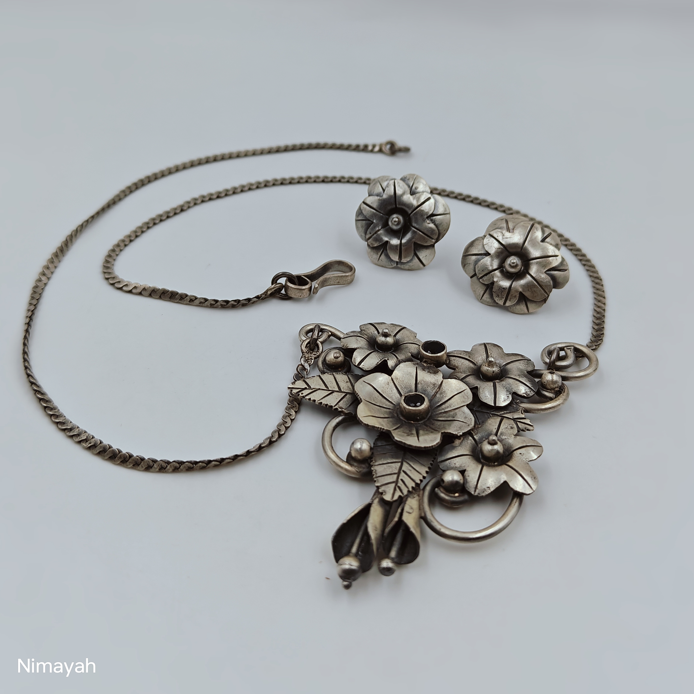 Embrace Timeless Elegance: How the Flower Necklace Solves Your Style Dilemma