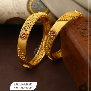 Embracing Tradition with Elegance: The Story of Shree Rang Jewellers' Bangles