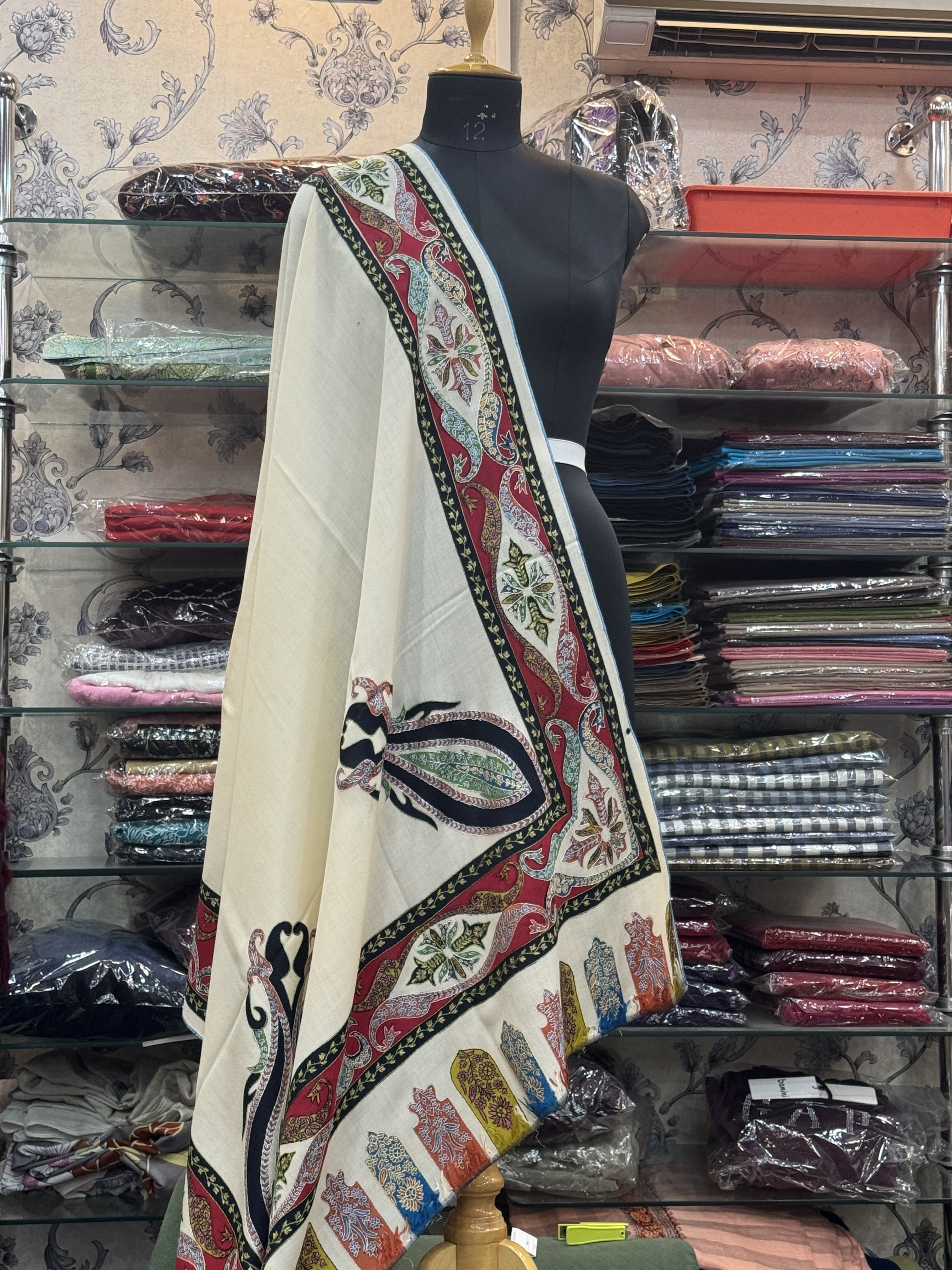 Embrace Elegance and Warmth: The Perfect Shawl for Every Occasion