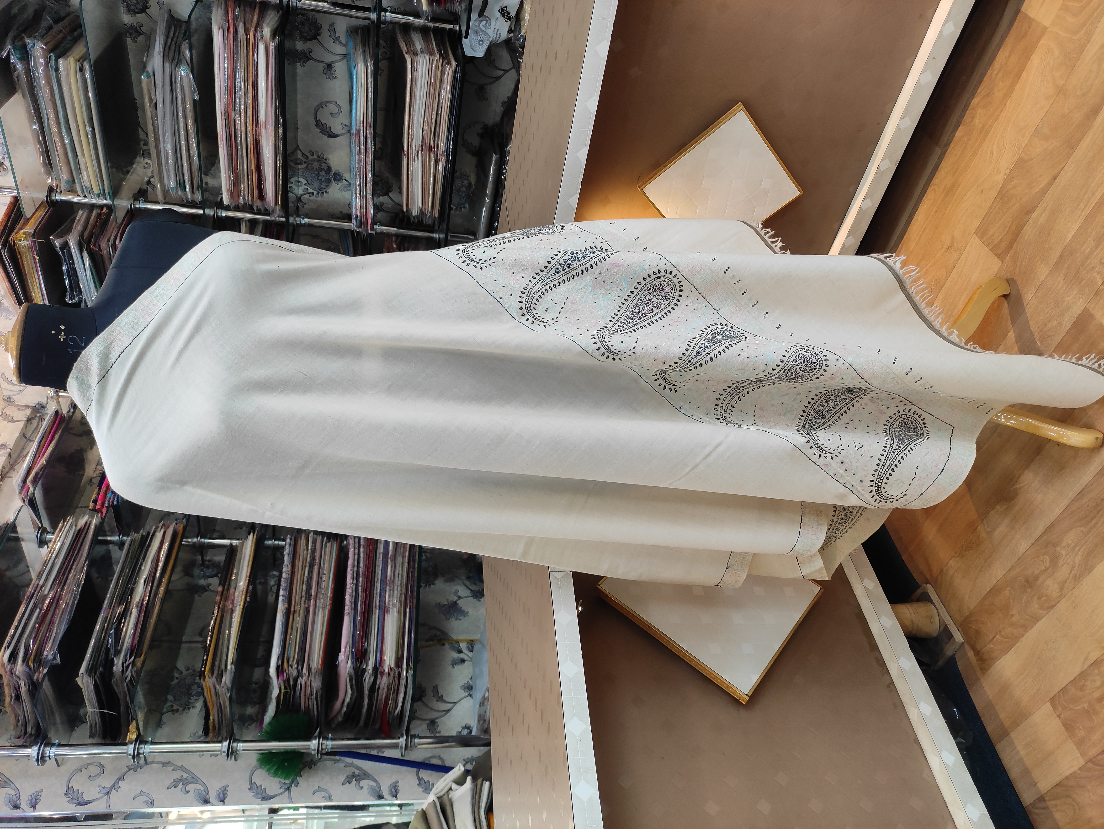 Embracing Elegance: The 100% Pure Pashmina Shawl Experience