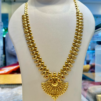 Embrace Elegance: The Peacock Feather-Inspired Gold Choker Necklace