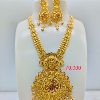 The Gold Necklace: More Than Just a Fashion Statement | SHREE RADHA MOHAN JEWELLERS
