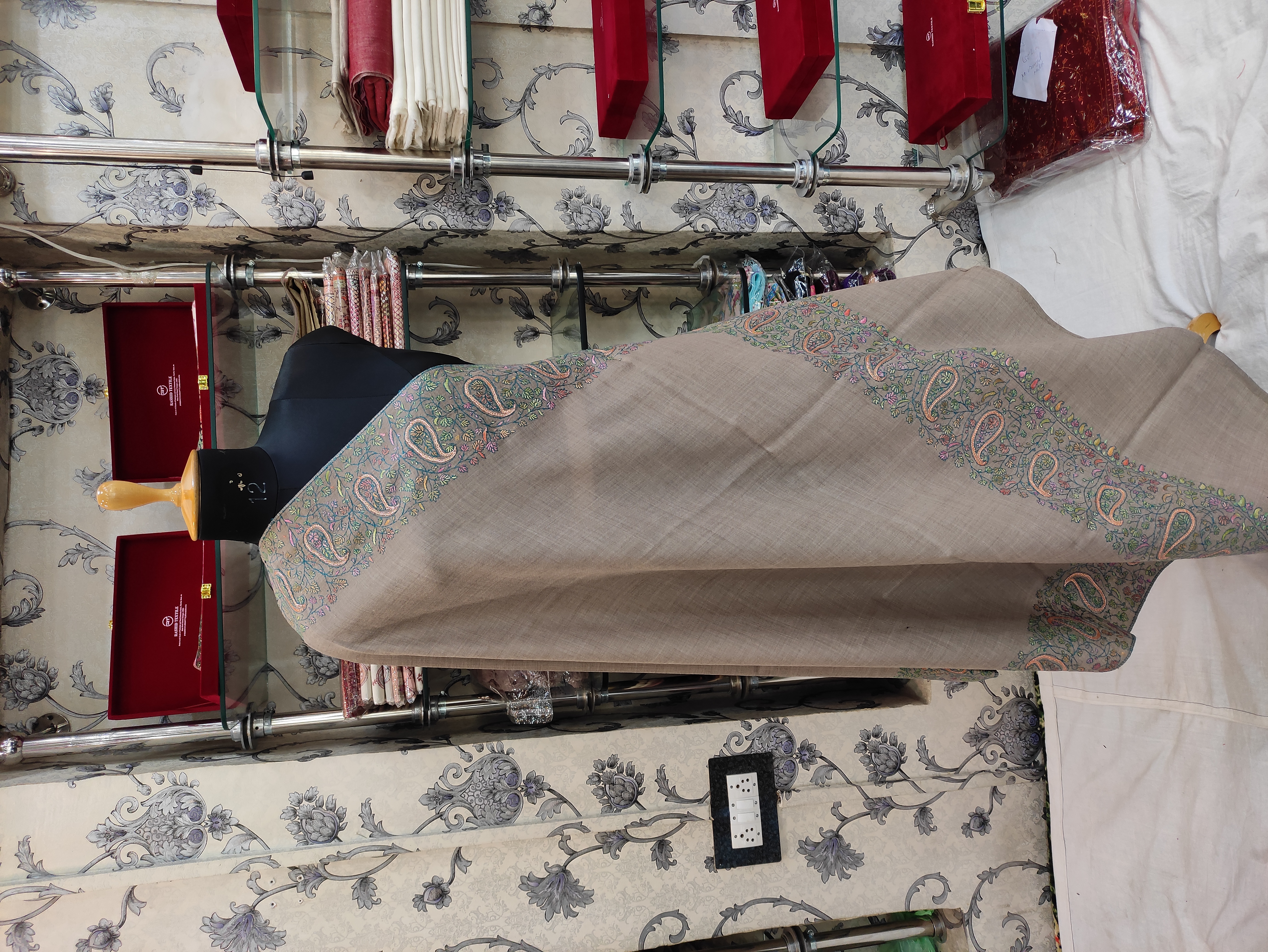 Embrace Elegance and Warmth: The Story of the Semi-Pashmina Door Dar Tilla Shawl