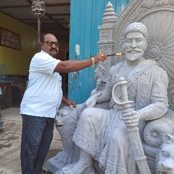  छत्रपती शिवाजी महाराजांची मूर्ती JAY MAHAKAL FIBRE ARTS SR NO 129 NEAR WARJEBIRDGE MUMBAI BENGLOR HIGHWAY WARJE MALWADI PUNE WARJE BRIDGE