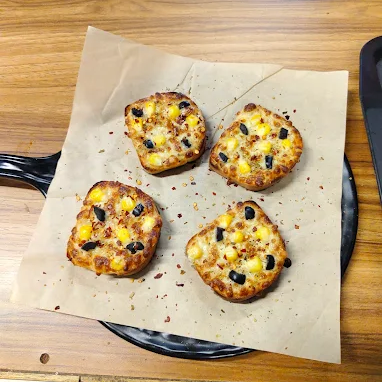 Variety of Garlic Breads-https://s3.ap-south-1.amazonaws.com/prod-media-vyaparify-com/vcards/products/220409/product_1746810244_681e358429e7e.png Image