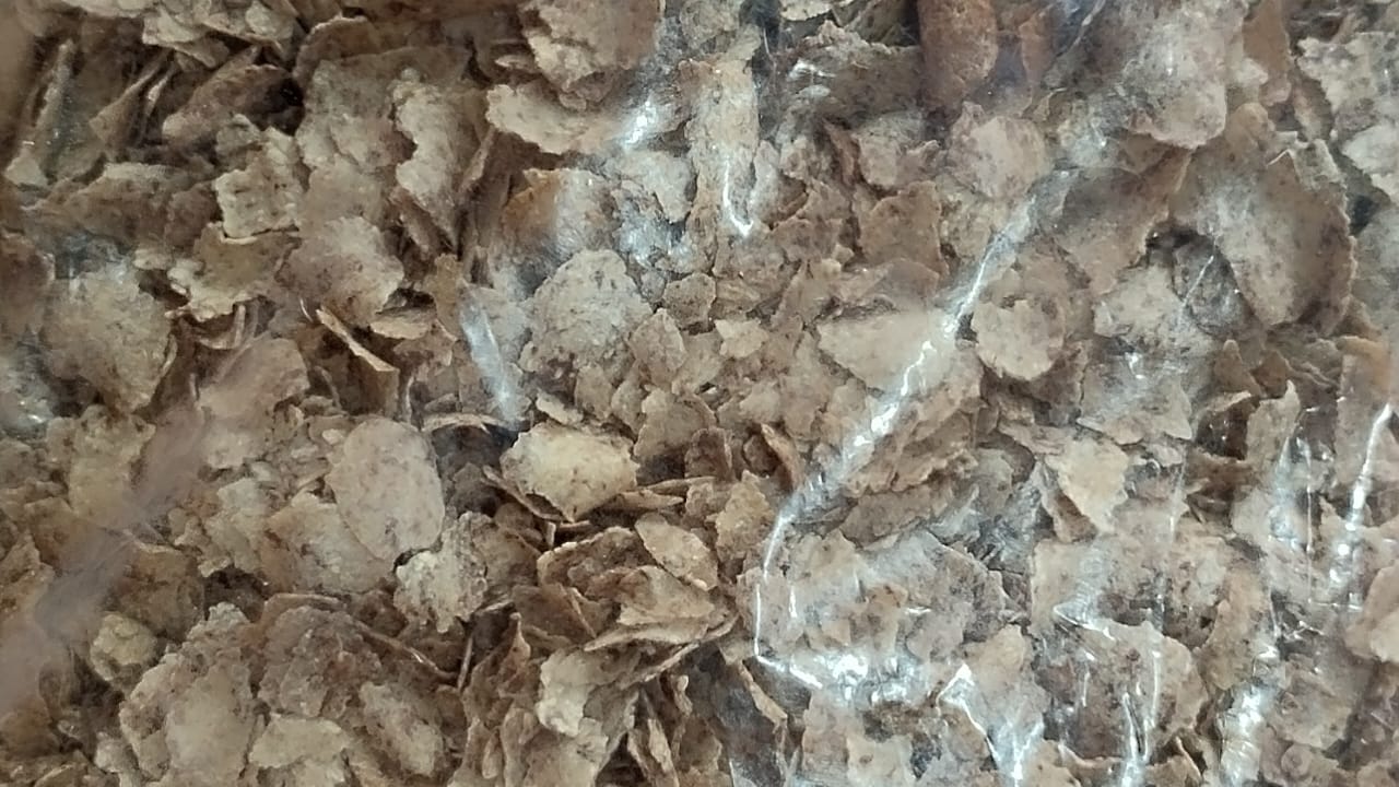 Groundnut Cake- 10kg-https://s3.ap-south-1.amazonaws.com/prod-media-vyaparify-com/vcards/products/27640/groundnut-cake.jpg Image