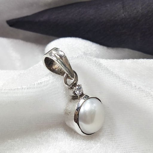 Pearl Silver Pendant-https://s3.ap-south-1.amazonaws.com/prod-media-vyaparify-com/vcards/products/379917/product_1760169306_68ea0d5a7f1a5.png Image