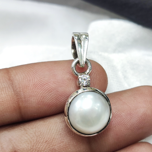 Pearl Silver Pendant-https://s3.ap-south-1.amazonaws.com/prod-media-vyaparify-com/vcards/products/379919/product_1760169306_68ea0d5ab4ab2.png Image