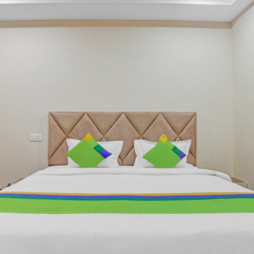  Delux room HOTEL NIRVANA ELITE 1004 SUDAMA NAGARSECTOR A FOOTIKOTHI CHOURAHA NEAR DOMNOS SERVICES ROAD