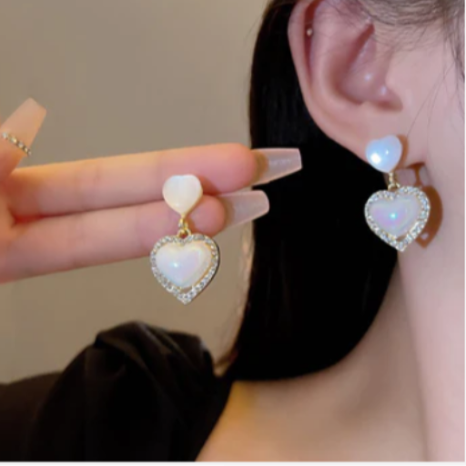 Heart Shaped Pearl-https://s3.ap-south-1.amazonaws.com/prod-media-vyaparify-com/vcards/products/436009/product_1764693690_692f16ba42cfc.png Image