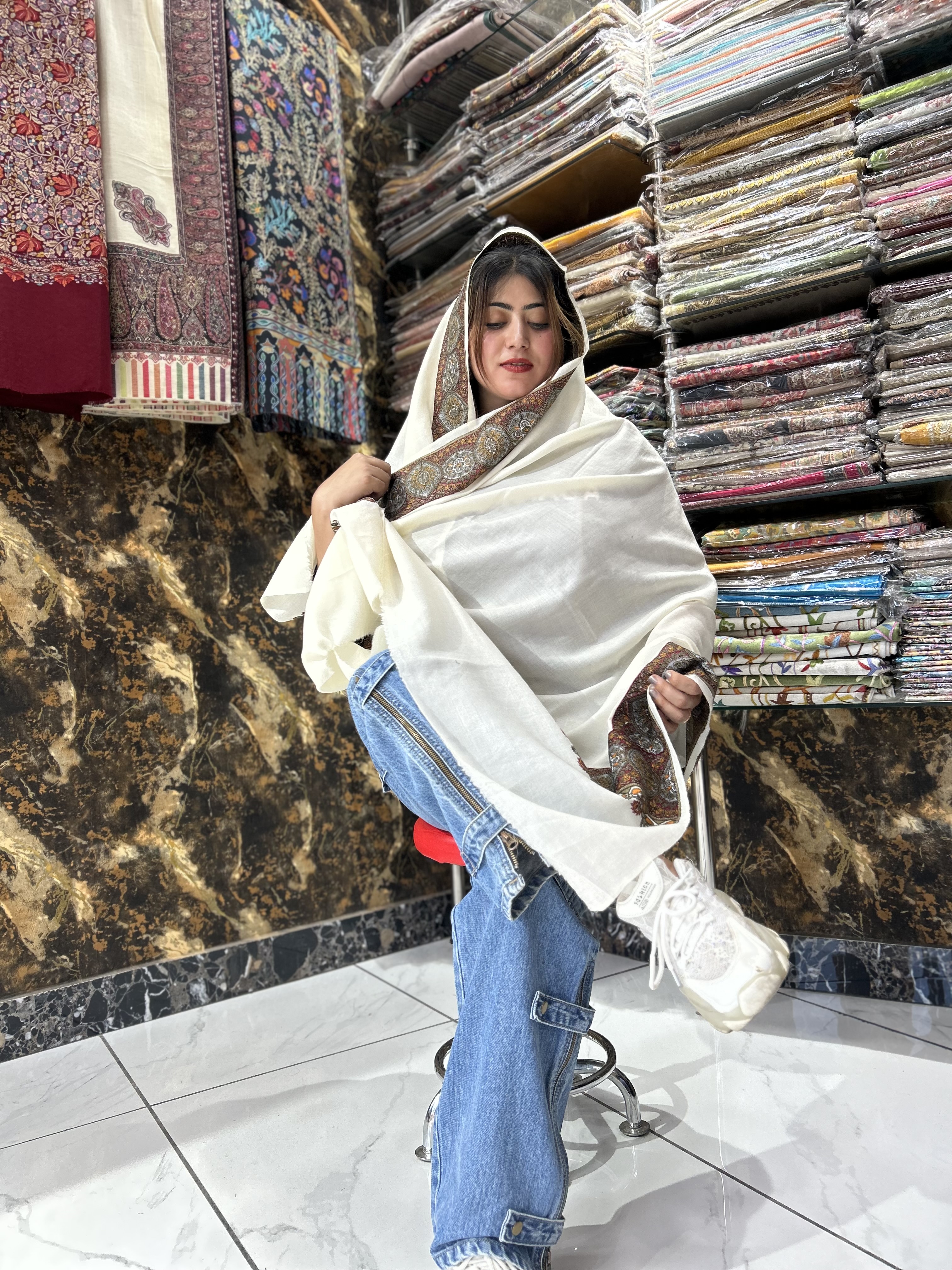 Sozni Doordar shawl-https://s3.ap-south-1.amazonaws.com/prod-media-vyaparify-com/vcards/products/61673/IMG_8063.jpeg Image