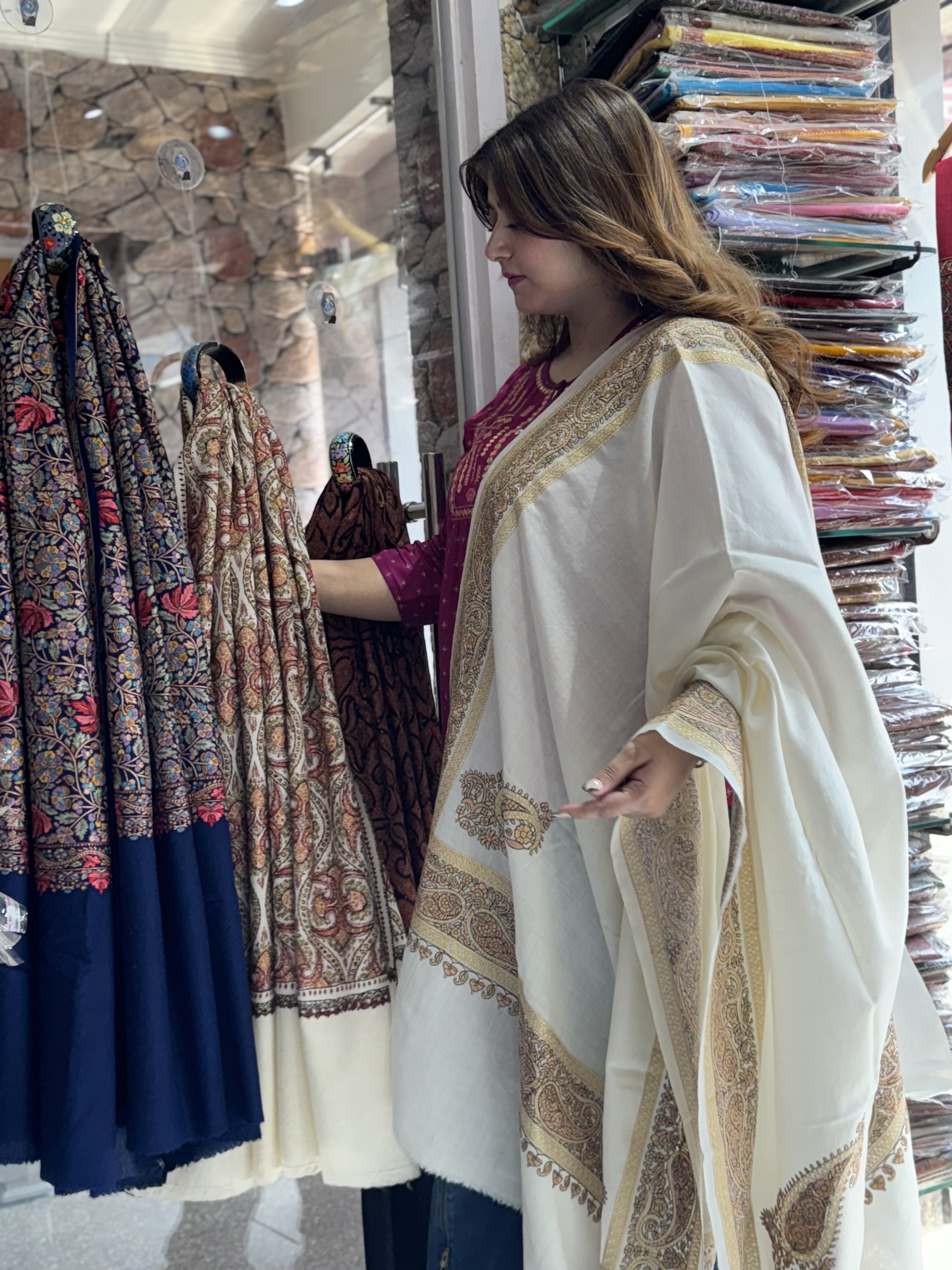 Zaridor shawl-https://s3.ap-south-1.amazonaws.com/prod-media-vyaparify-com/vcards/products/64104/IMG_2571.jpeg Image