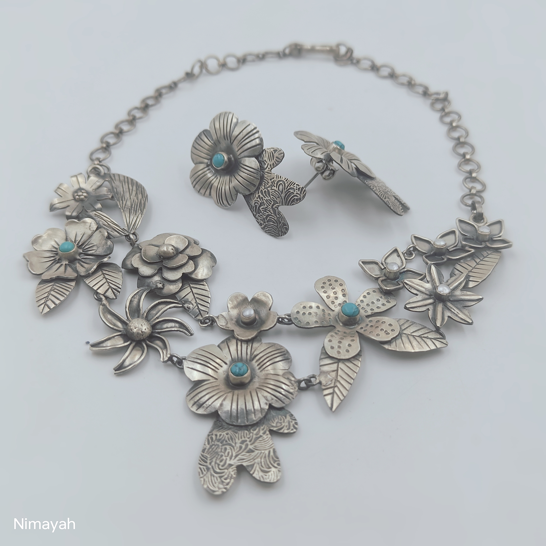 Flower Necklace-https://s3.ap-south-1.amazonaws.com/prod-media-vyaparify-com/vcards/products/75586/1000155745.jpg Image