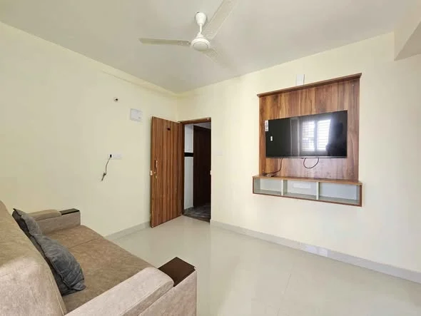 1 BHK Flat for Rent in Kadubeesanahallli ( AET junction)Main Road