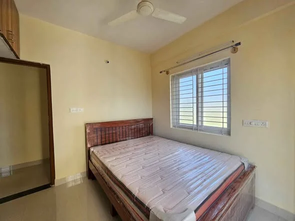 1 BHK Flat for Rent in Kadubeesanahallli ( AET junction)Main Road