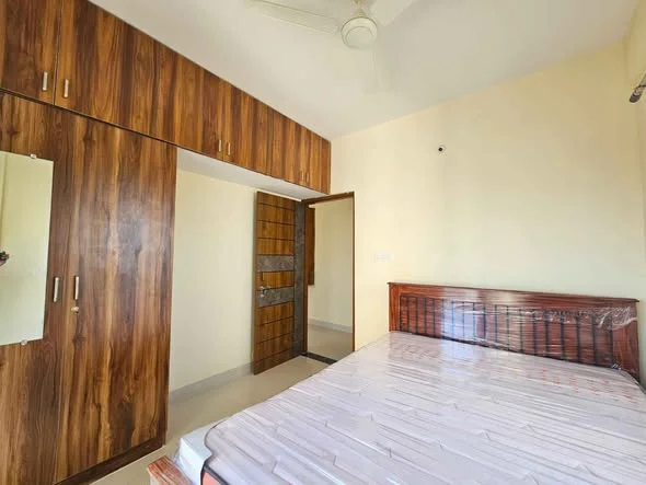 1 BHK Flat for Rent in Kadubeesanahallli ( AET junction)Main Road