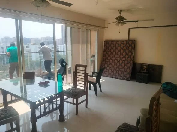 2 BHK Flat for Rent in Backside of Amanora Mall