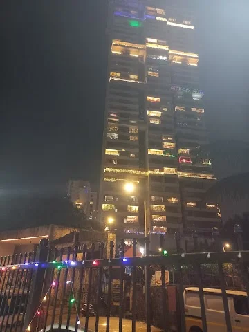 5 BHK Flat for Sale in Lokhandwala back road