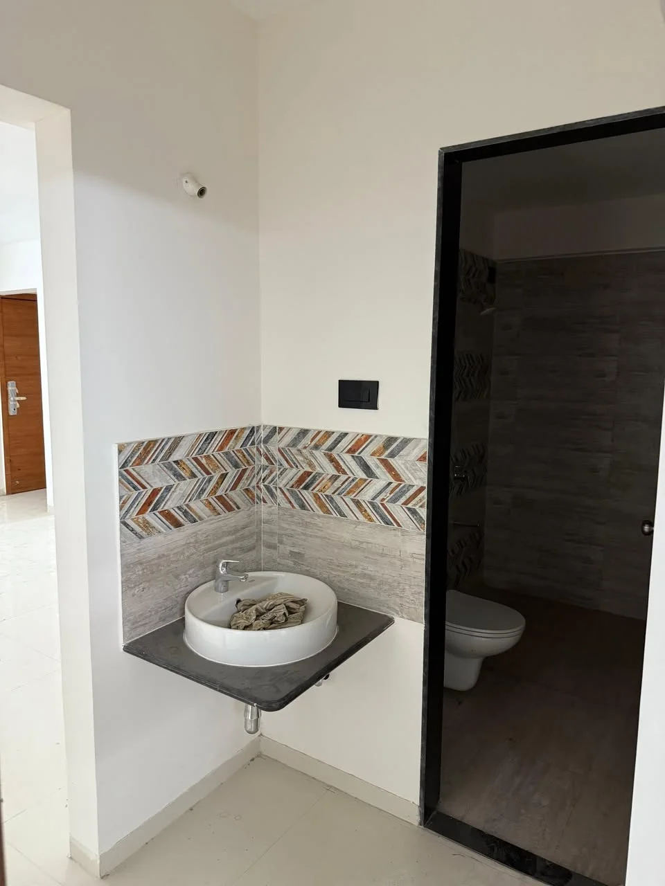 2.5 BHK Flat for Rent in Amorapolis Society