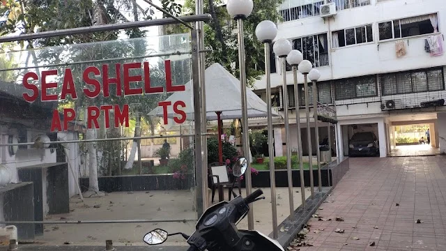 1 BHK Flat for Sale in Yari Rd