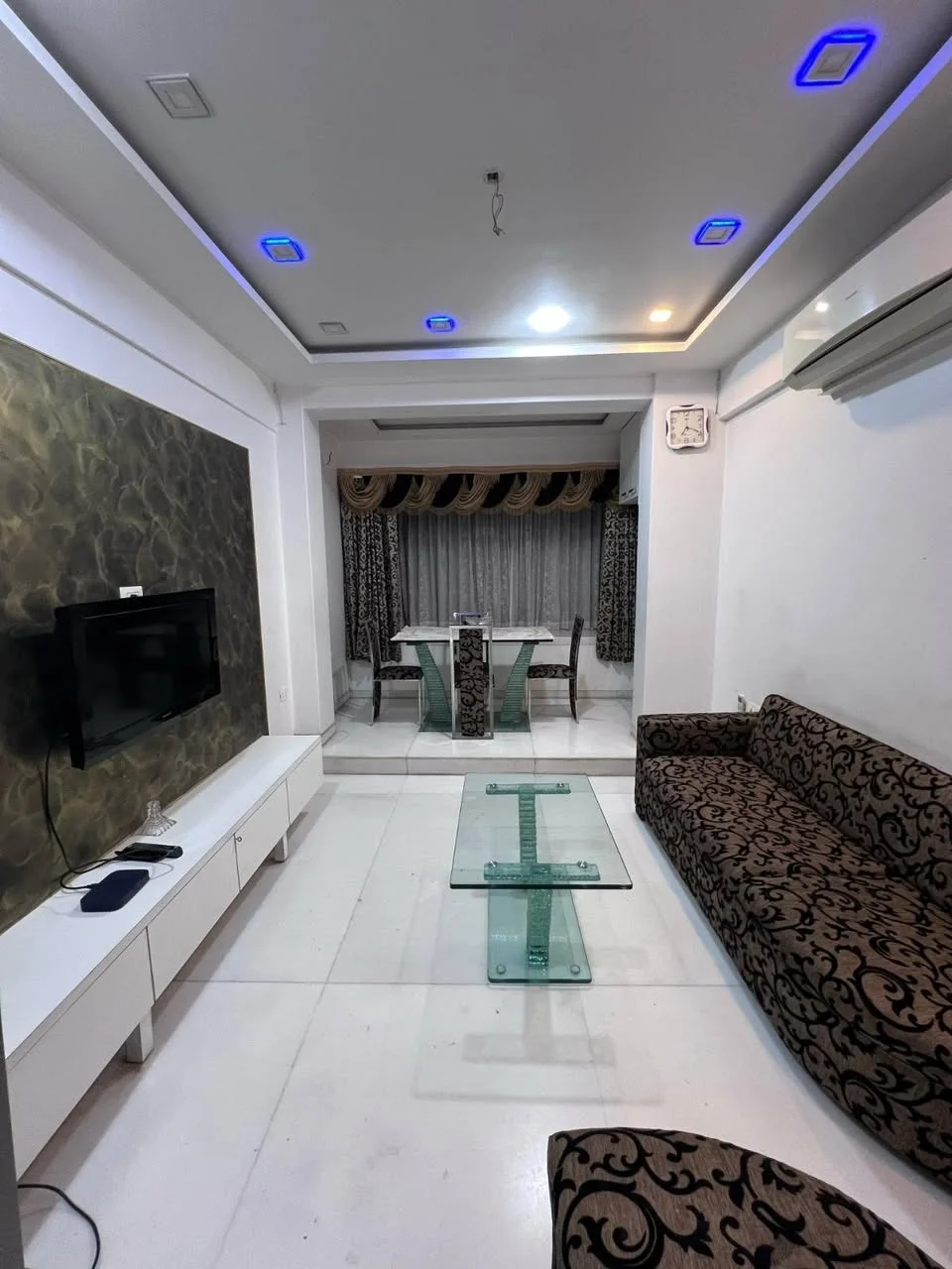 2 BHK Flat for Rent in Bandra West (near Boojee Cafe)