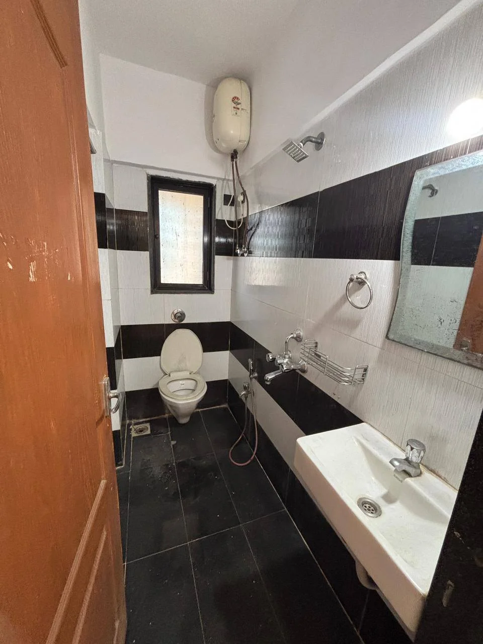 3 BHK Flat for Rent in DN nagar metro walking 5 minutes distance Andheri West