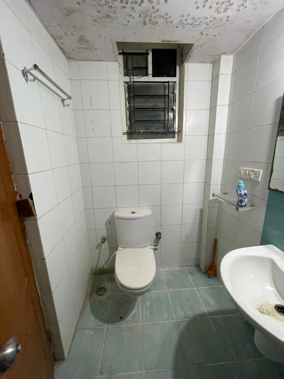 Single Occupancy for Female in 3 BHK Flat for Rent in Silver Spring Layout Road (NRI Layout)