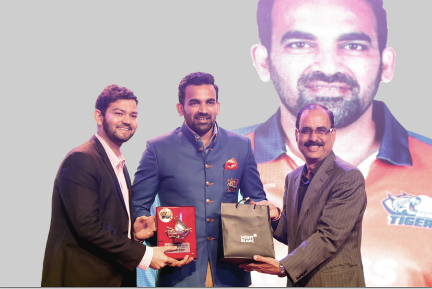 Zaheer Khan receiving a memento from Sidharth Sablania (VP - Global Business, iB Cricket)