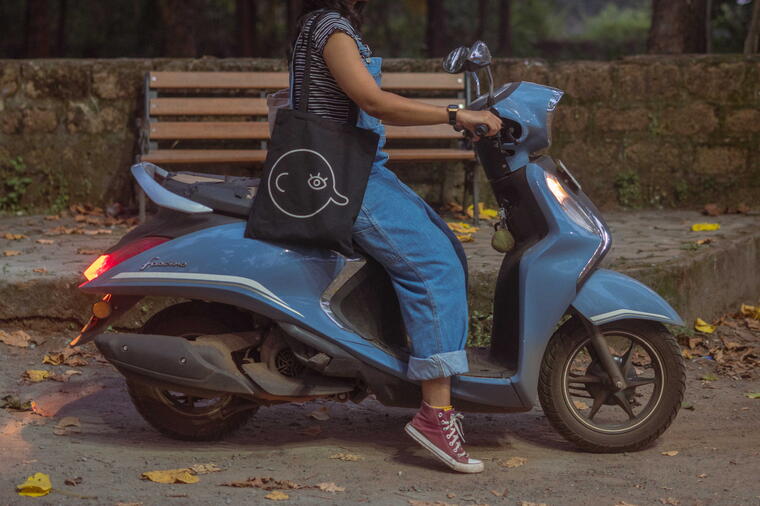alag. black tote