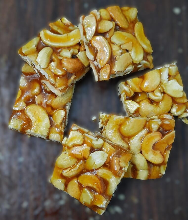 Caramel Crunchy Cashew Chikki 100gms