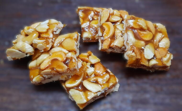 Caramel Crunchy Cashew Chikki 100gms