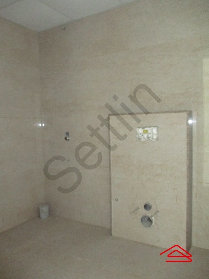 16M5U00526: Bathroom 2