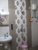 17S9U00777: Bathroom 1