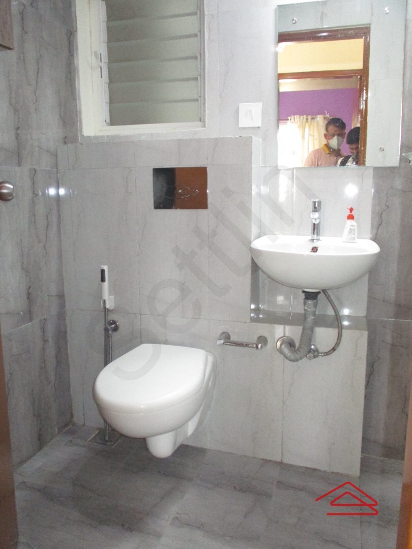 15S9U00875: Bathroom 2
