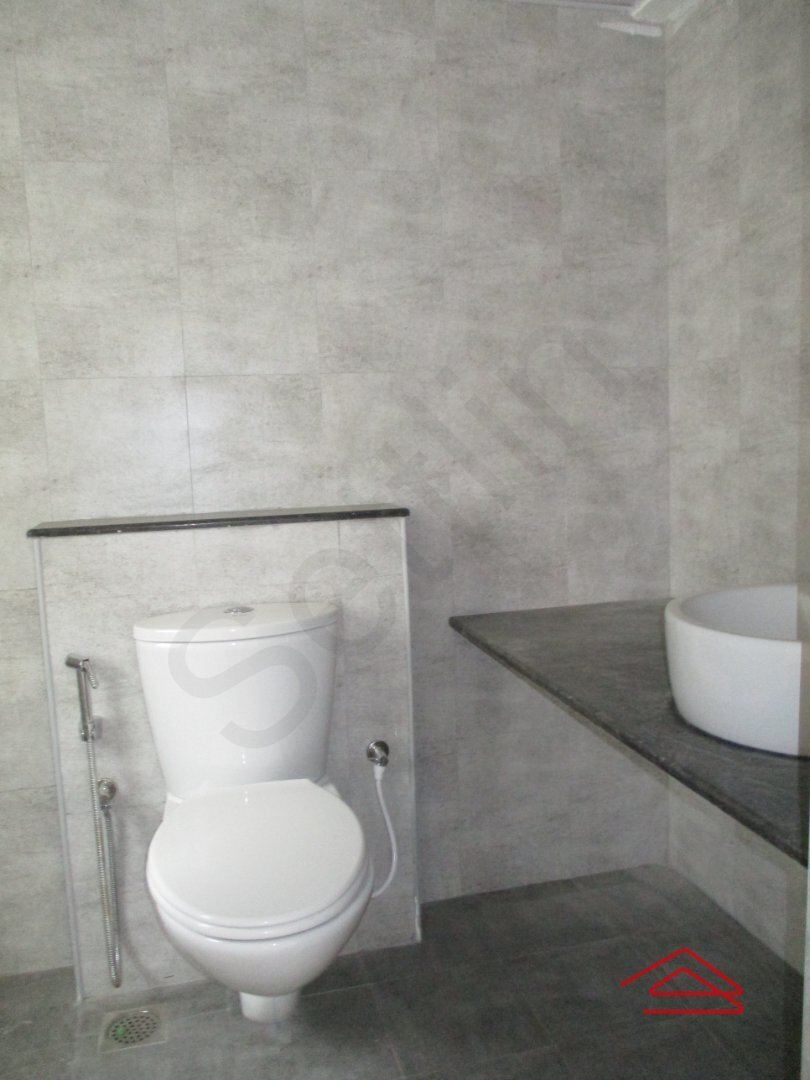 15A4U00021: Bathroom 2