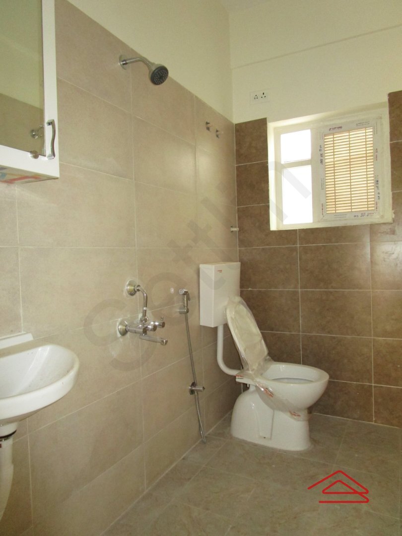 15A8U00972: Bathroom 2