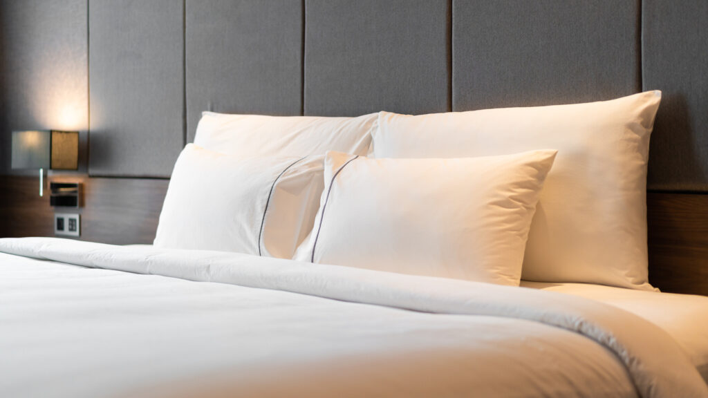 How Can Hotels Maintain Pillow Comfort With Daily Laundering?