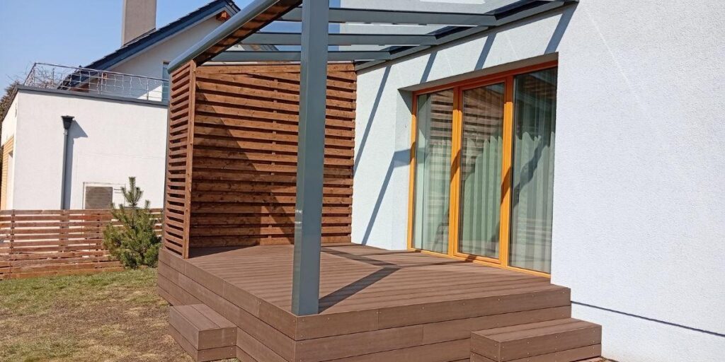 Apsauga nuo saulės ir lietaus: praktiški terasos dengimo sprendimai