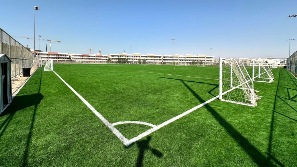 How Can Artificial Grass Be Used in Innovative UAE Commercial Spaces?