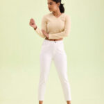 White Pants for Women vs. Black Pants – Which One Wins for Everyday Style?