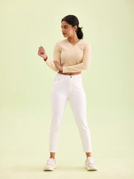 White Pants for Women vs. Black Pants – Which One Wins for Everyday Style?