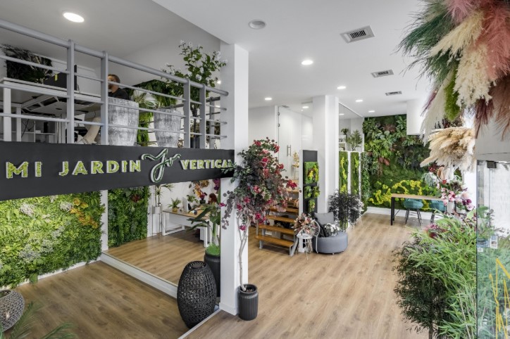 Jardín Vertical Preservado: Elegancia Natural sin Mantenimiento
