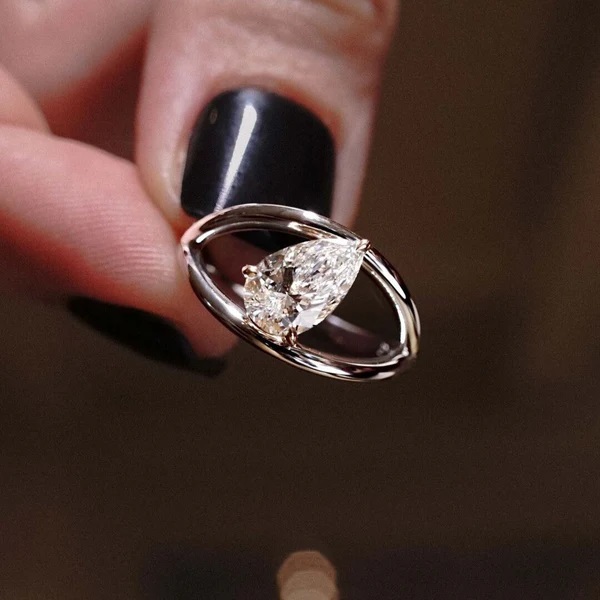 Where Dual Finishes Bring Depth to Modern Jewelry