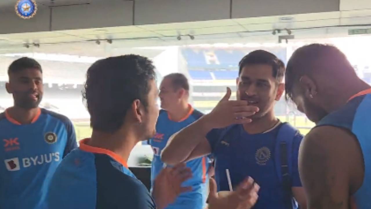 MS Dhoni: రాంచీలో టీమిండియా సభ్యులతో ఎంఎస్ ధోని.. వీడియో వైరల్..