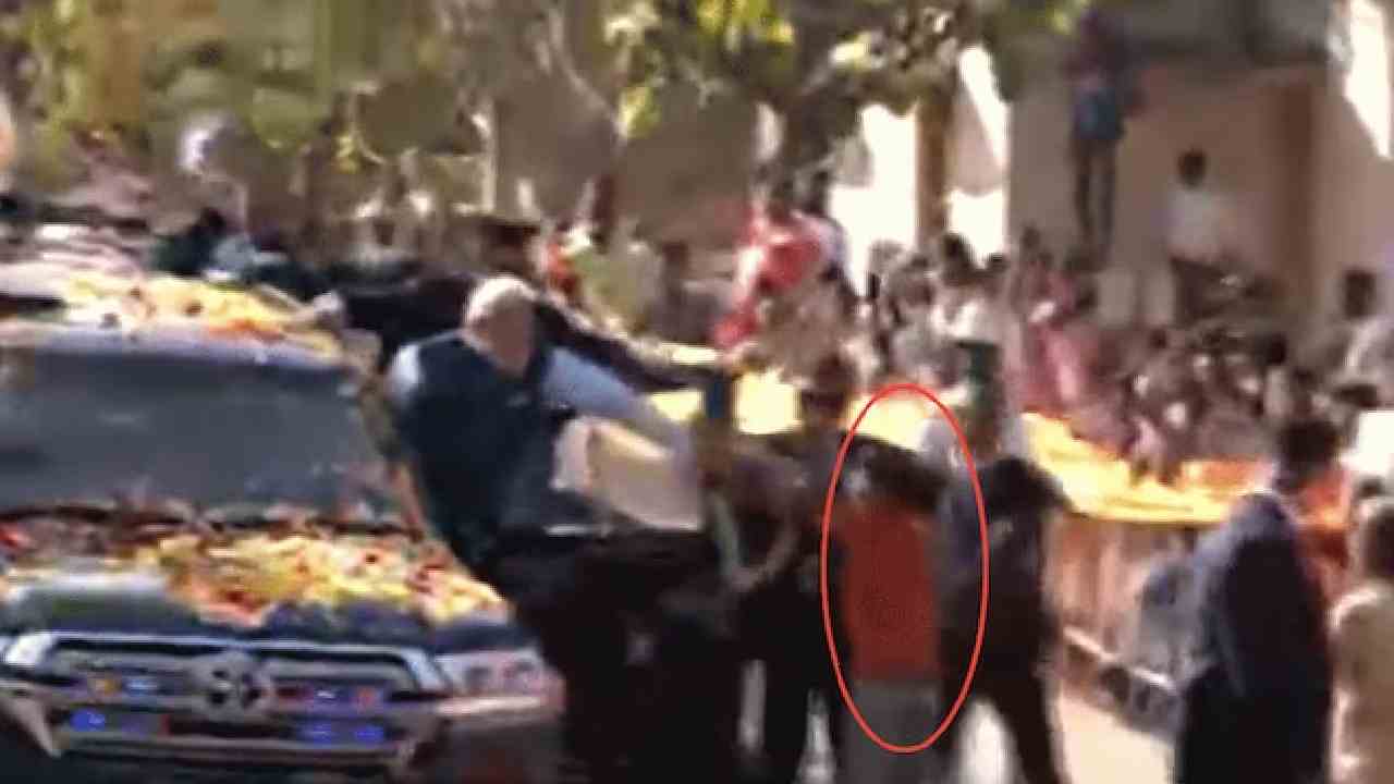 PM Modi: మోదీకి దండ వేసేందుకు బారికేడ్లు దాటుకెళ్లిన యువకుడు.. భద్రతా వైఫల్యం లేదన్న అధికారులు